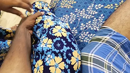 Evli kadınlar ve üvey kız kardeşi yatakta üçlü seks yapıyor