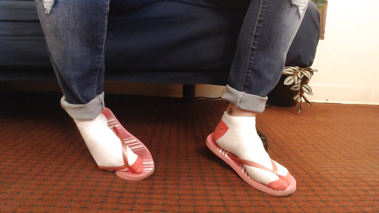 Chaussettes, tongs roses, jeu de chaussures