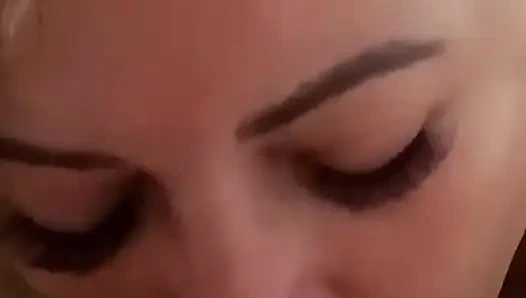 Пара с ней делает минет в любительском видео, пока ее рот не полон спермы.