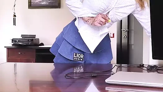 BOS MENGGUNAKAN SEKRETARISNYA SEBAGAI BONEKA SEKS DAN MENGISI PANTATNYA DENGAN AIR MANI