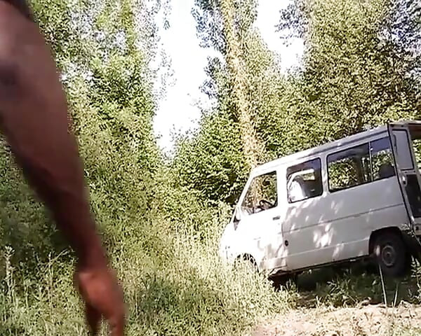 Tatuada comendo puta da França martelada em sexo a três