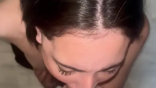 Küçük sürtük büyük yarağı emiyor