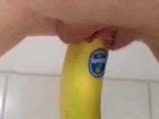 Istri saya pergi pisang