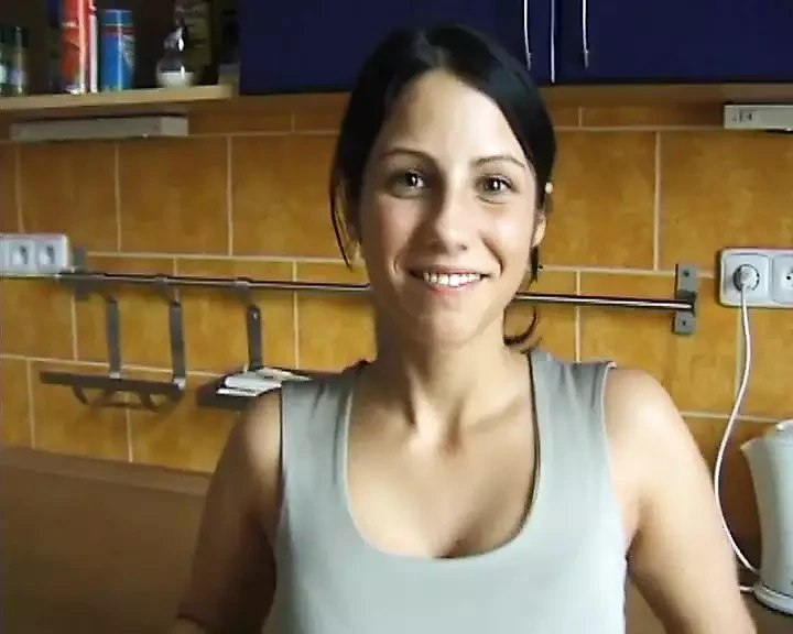 Představuji vám Lucii opravdovou brunetku s velkou chutí ukázat se na porno stránce