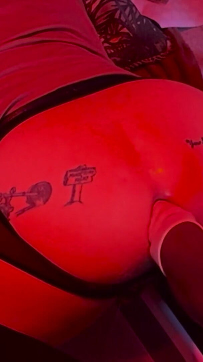 Marido recebe um double dildo escorregadio e é fisted pela esposa | Clip 3