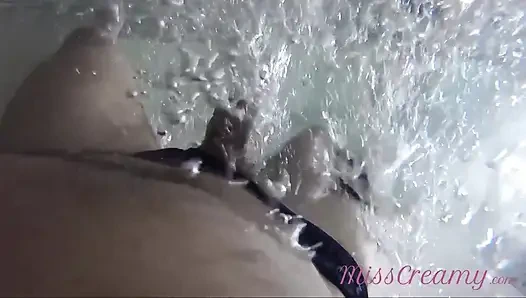 Memamerkan kontolku di depan seorang gadis di kolam renang umum dan membantuku masturbasi - misscreamy