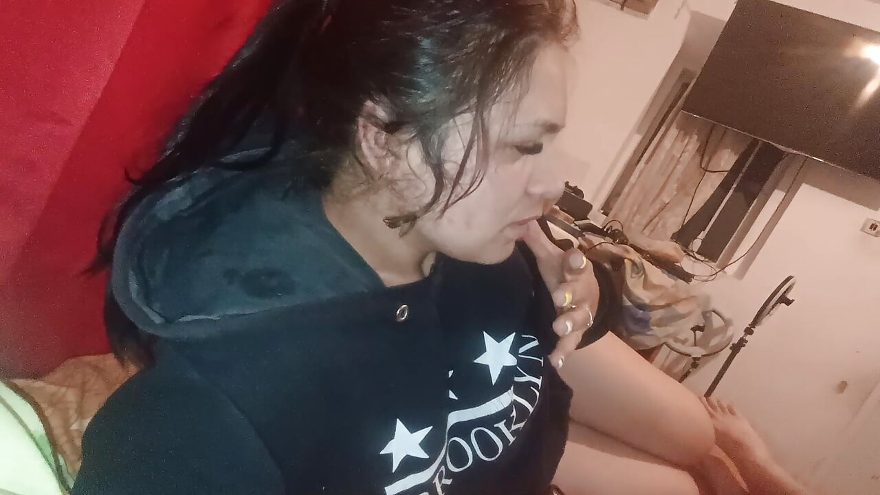 Eve geliyorum ve ağzımı dölle dolduruyorum