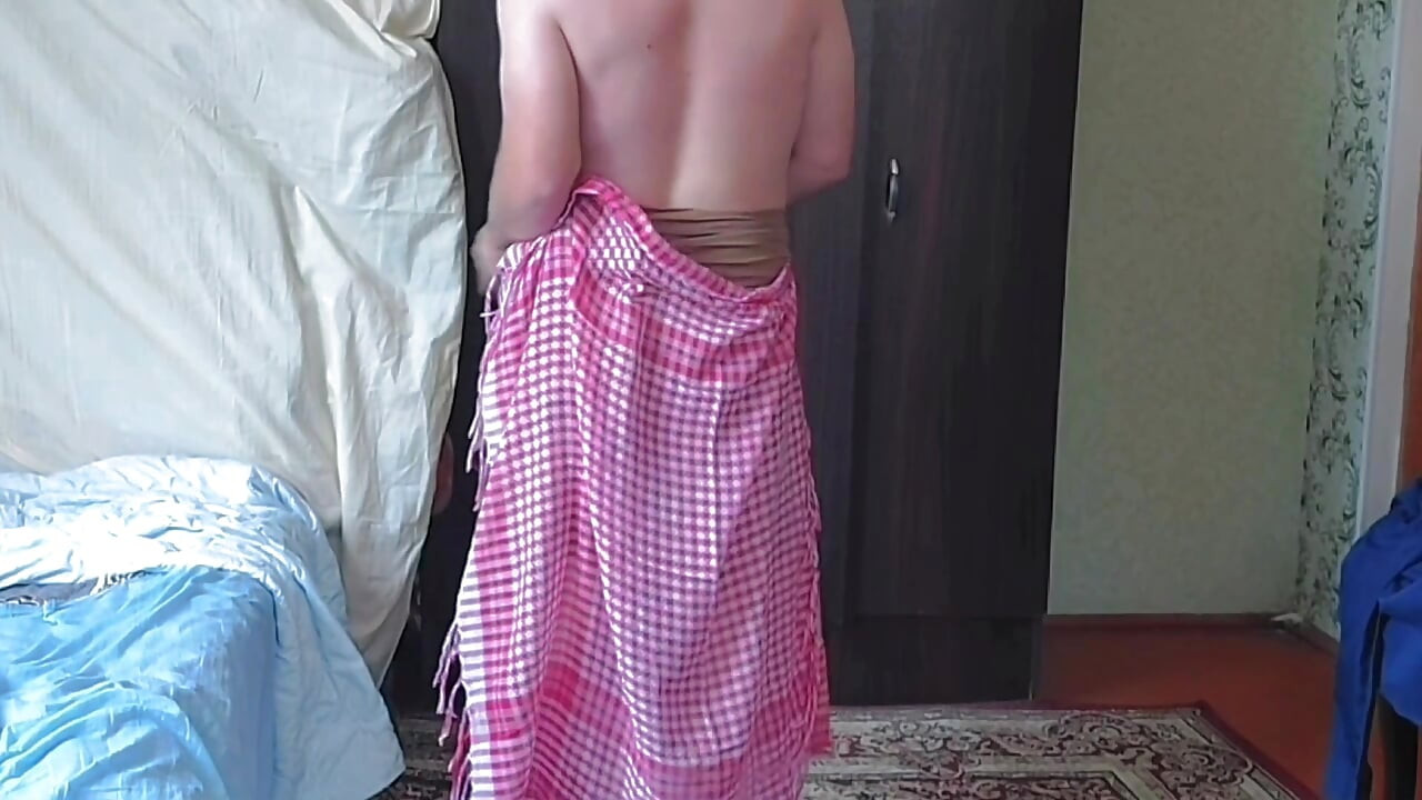 Zapanjujući femboy polako pokazuje bedra i guzu
