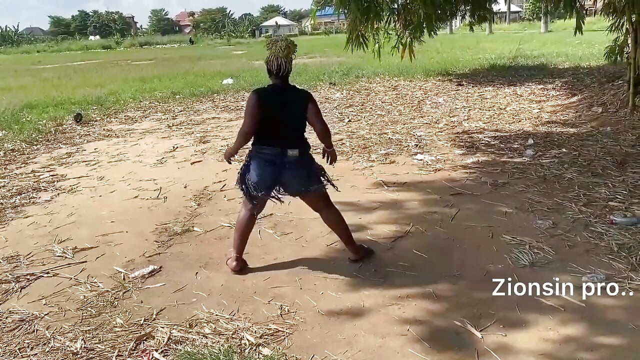 Gadis kulit hitam afrika lagi asik joget sambil ketawa di depan umum