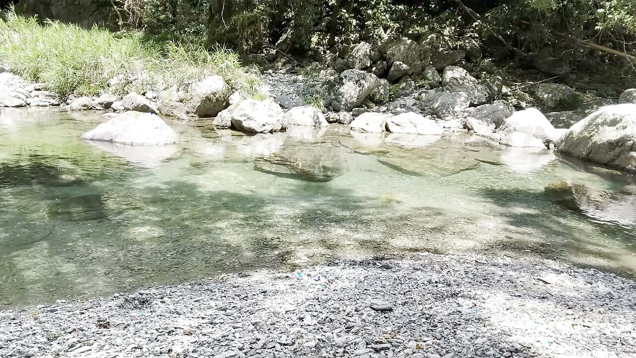 Masturbação pelada no rio