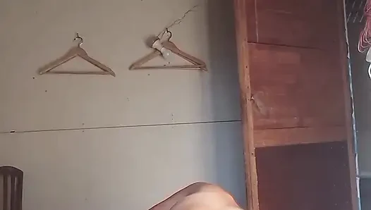 Wanita dewasa ditusuk
