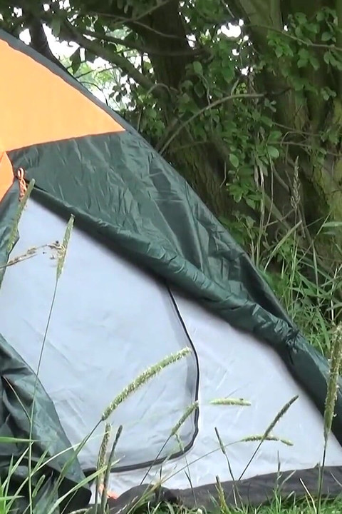 Direto da Barraca por Got2Pee, onde as meninas vêm mijar