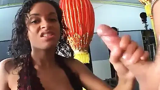 Junges schwarzes teen gibt einem weißen harten schwanz einen erstaunlichen blowjob