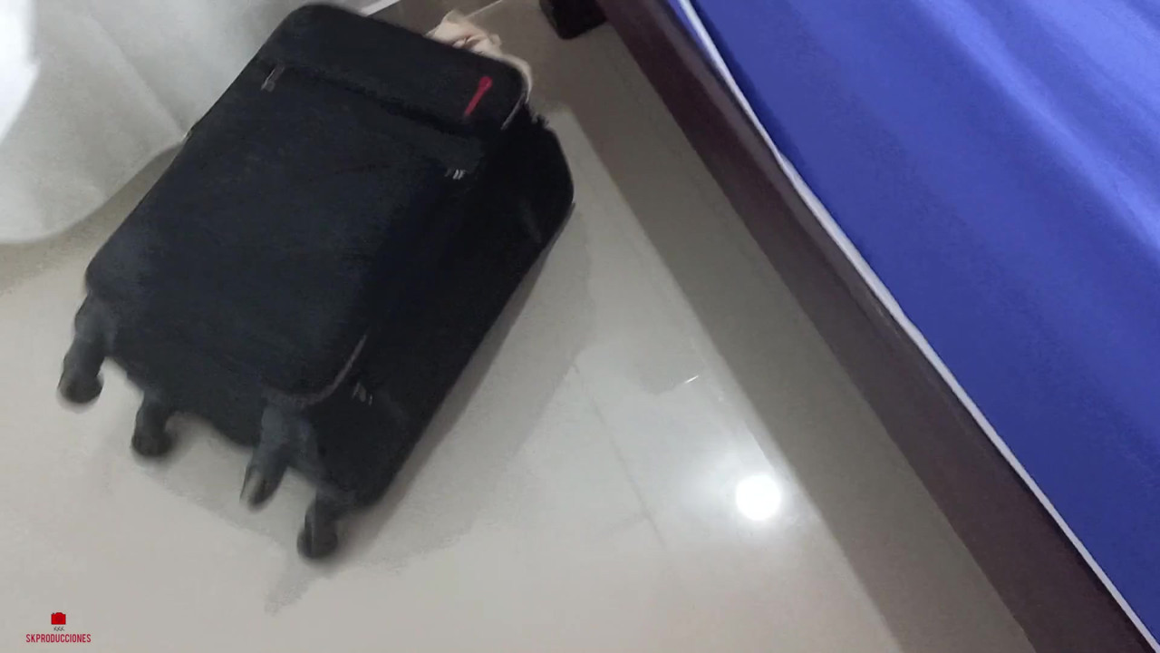 無邪気な顔をした義理の妹は、私に素晴らしいオーラルをさせてほしいと頼みます