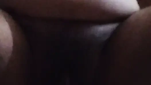 Büyük memeli kaltak kendisiyle oynuyor ve salatalık ile kendini sikiyor