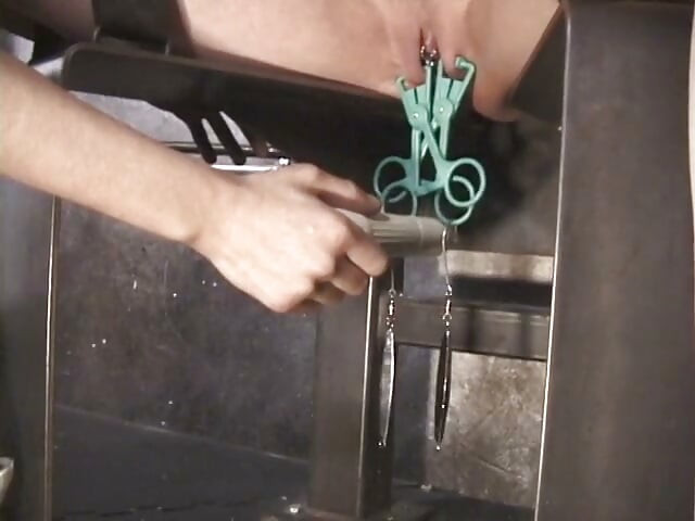 Bộ đôi tình nhân thống trị trêu chọc âm hộ của nô lệ tình dục với kẹp