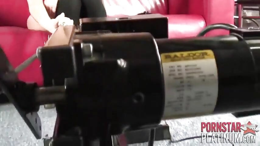レイラ・ローズがクソみたいな機械に乗ってる!