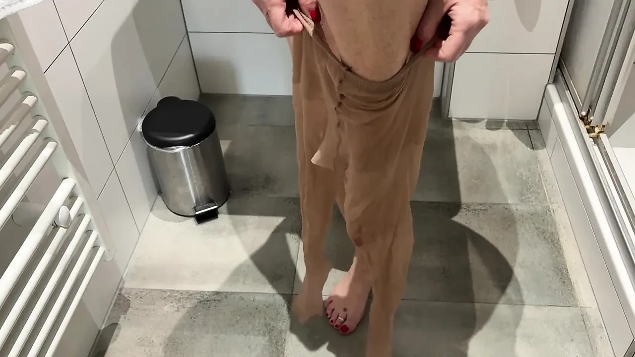 Mrs Mature Feet in big Granny Pants and Pantyhose 451