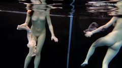 दो लड़कियां तैरती हैं और नग्न हो जाती हैं सेक्सी