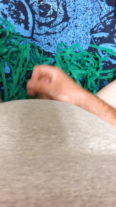 Uma maricas gay brincando com seu clitóris maricas