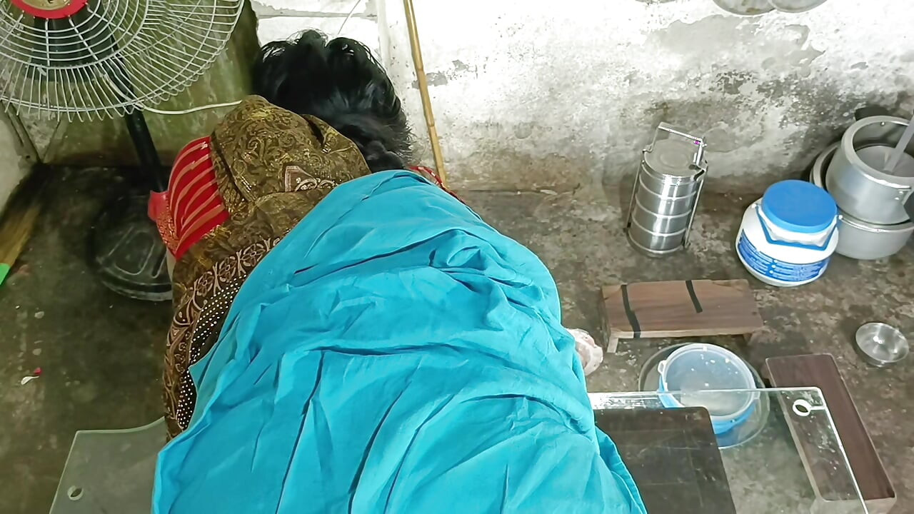 Hermanastra fue a la habitación del hermanastro por la noche, de nuevo sexo divertido en audio hindi