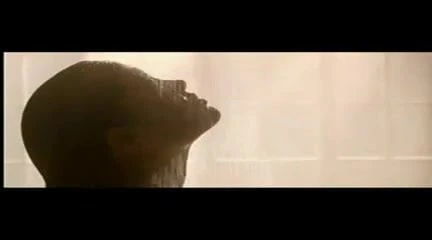 Angelina jolie như lara croft trong vòi hoa sen
