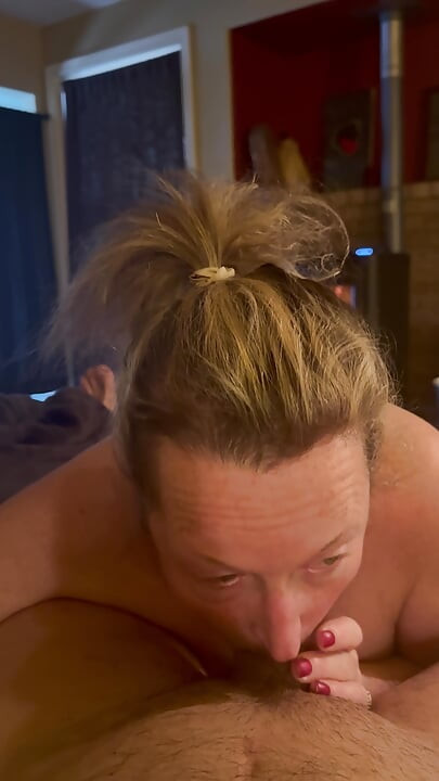 Ώριμη γυναίκα κάνει πρωινές διατάσεις γυμνή