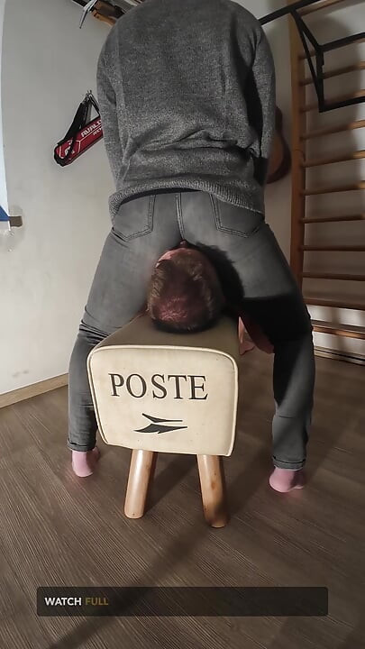 Dżinsy siadanie na twarzy