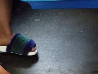 Zwarte voeten fuzzy pantoffels 2