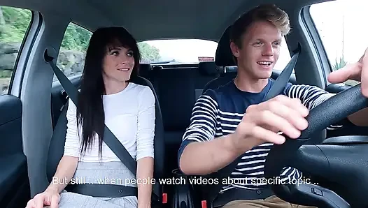 Betrügender freund auf den rücksitzen in mr. Muschilecken im auto