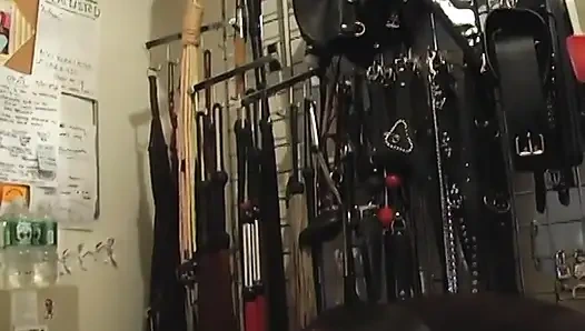 Juggy blonde domina weibliche eltern stecken wäscheklammern an fette brünette titten