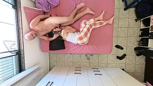 Мой отчим посещает мою комнату всякий раз, когда мы одни дома