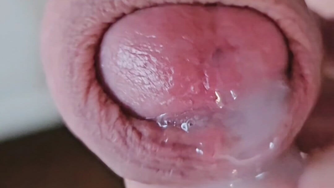 Pria sange yang belum disunat lagi asik mainin kulup panjangnya dan dicrot sperma