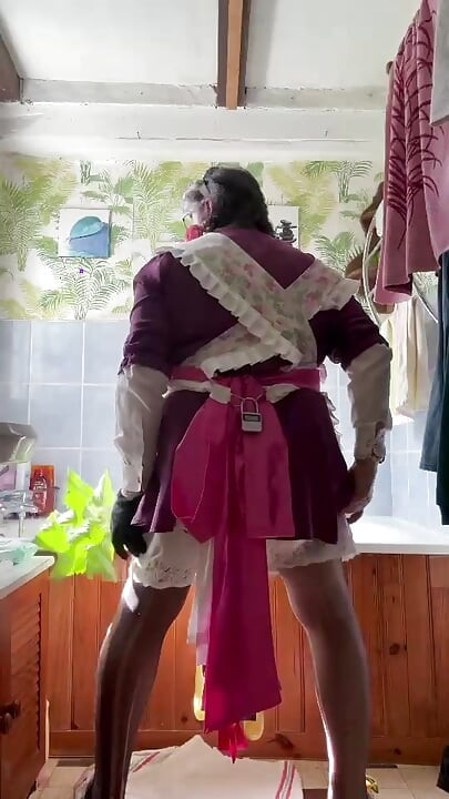 แต่งตัวในเสื้อผ้าทําสวน เธอเฆี่ยนตัวเองด้วยใบหนา