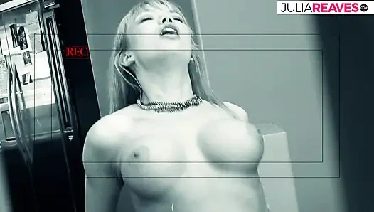 Cewek hot rambut pirang ini lagi asik nyepong kontol raksasa sebelum dientot habis-habisan sampai dicrot di dalam