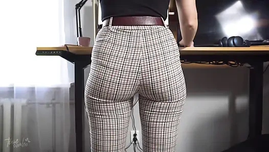 Sıkı pantolonlu iş arkadaşlarını götten izliyorum vpl