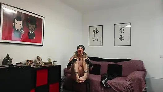 Мой раб получает по заслугам.