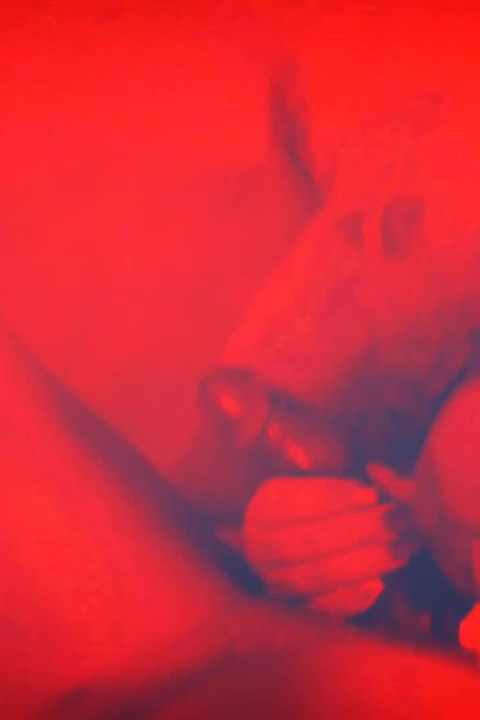 Šťastná dívka Kween Bunny B - červené světlo Speciální POV kouření a šukání do krku