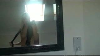 Vídeo de auto-espelho da loira fofa