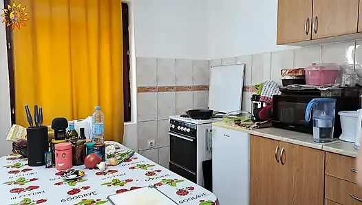 Mila fkk kocht die beste fleischsoße nackt