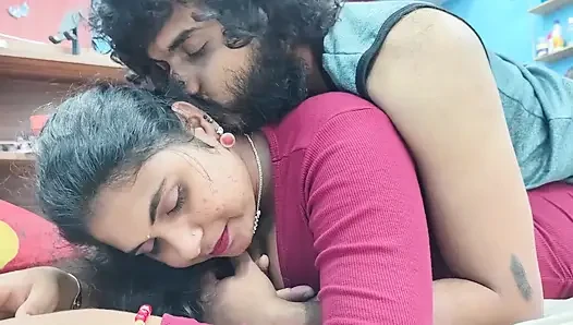 Romansa lip lock panas dengan gadis seksi dengan gaun modern