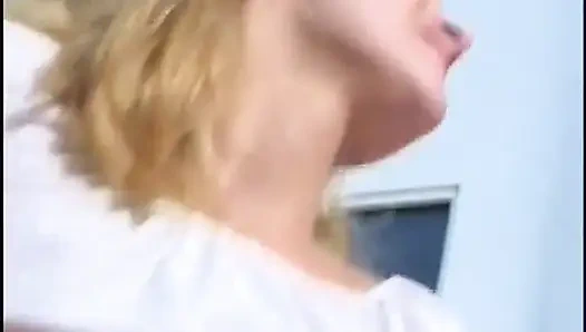 Сексуальная сосущая член крошка принимает хуй в пизду и задницу в FMM в тройничке, затем обкончали