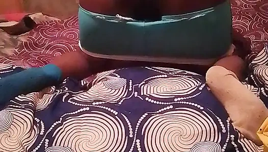 Пытаюсь играть как шлюха с моим сексуальным телом