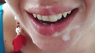 Pikhongerige slet neemt twee enorme cumshots in haar mond en verdrinkt bijna van een enorme lul