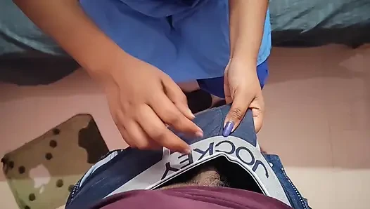 Adik tiri minta tolong sama abang tirinya yang lagi sange minta disepong kontolnya sebagai balasannya - seks india sambil ngomong jorok