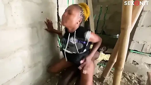 Aku ngentot agen real estat di gedung yang belum lengkap