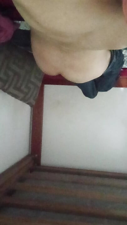 Latino pelado na cama quente querendo foder