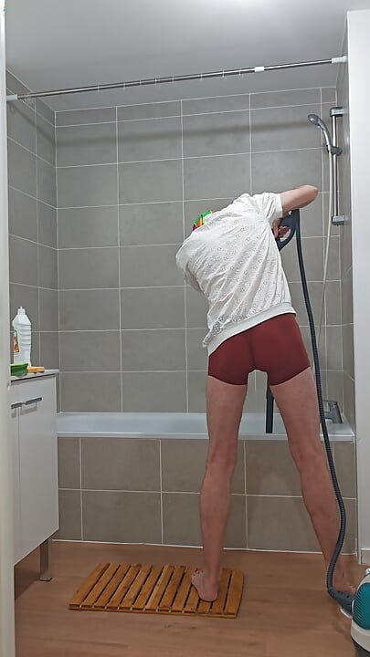 I'm finishing the steam cleaning of the bathtub (episode 3)