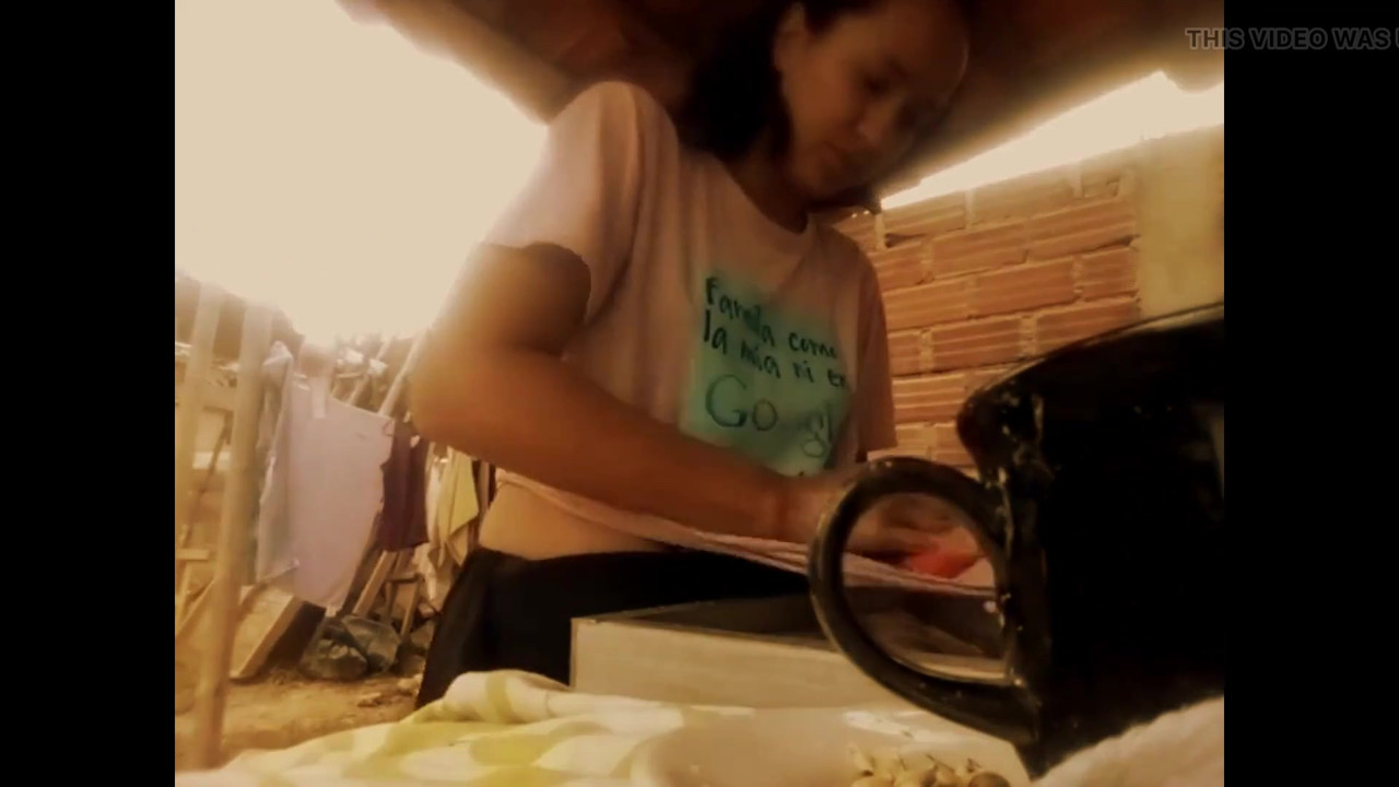 ブルターニュは洗濯室で彼女の猫に触れる