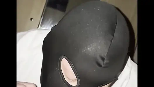 Evli kadın ve kocası edepsiz seks yapıyor. Siyah dildo, yumruk sokma, dölleme, boşalma